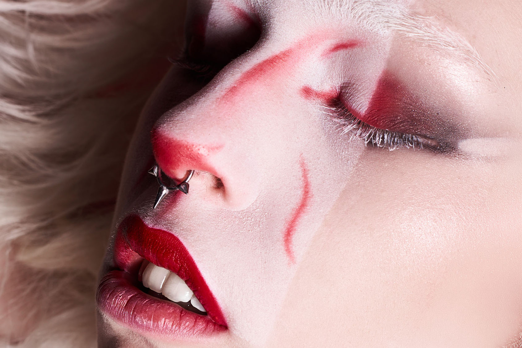 Beauty-Portrait mit buntem Make-up, aufgenommen beim Wild-&-Colorful-Workshop