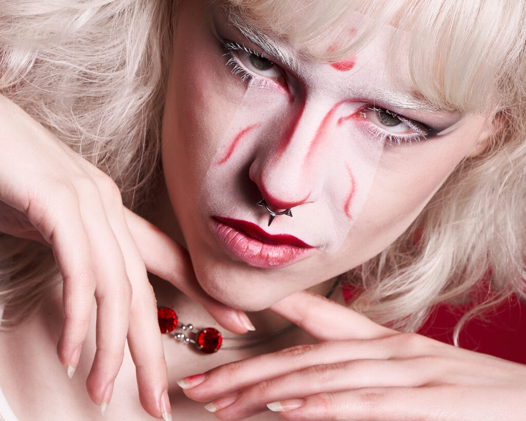 Wild&Colorful Beauty Fotografie Workshop | Model mt auffallendem roten Makeup als Werbung für einen Workshop | Lightbox Academy / ©Robert Pichler